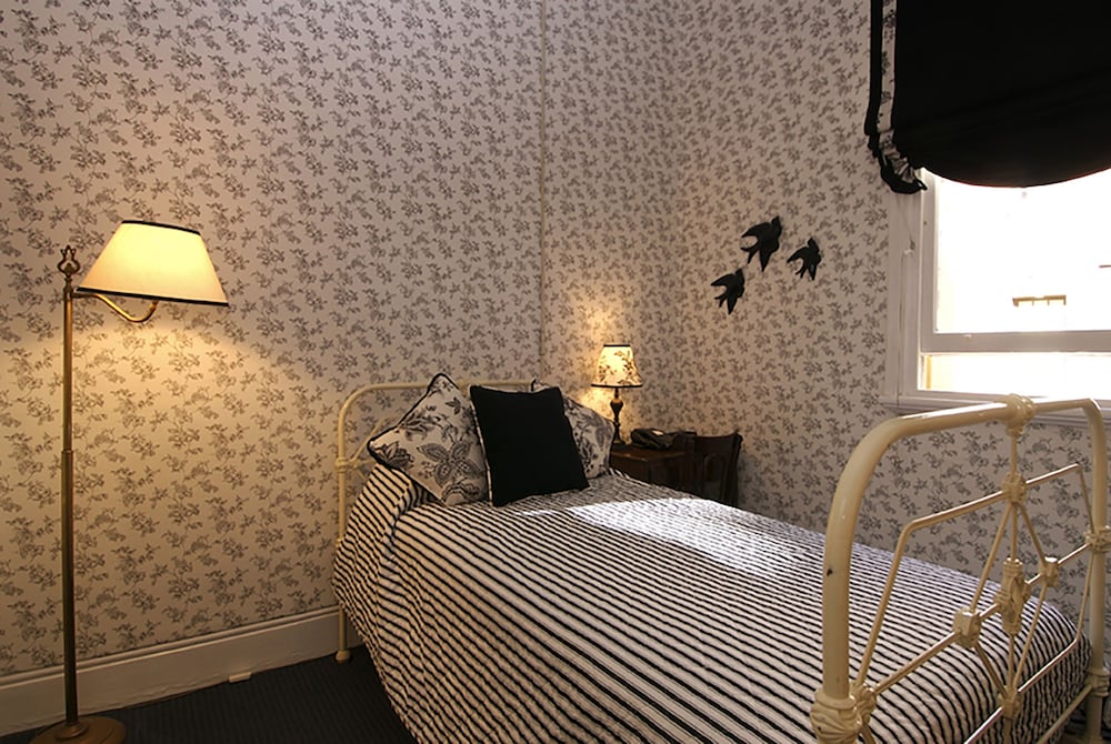 Фото The Russell Boutique Hotel