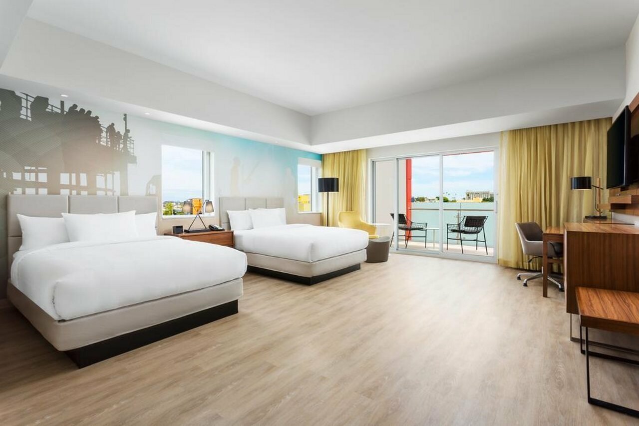 Фото Courtyard by Marriott Santa Monica