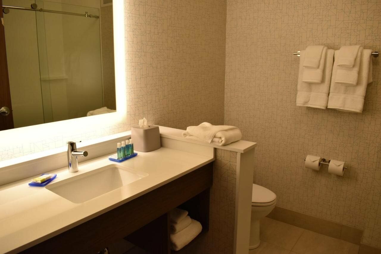Фото Holiday Inn Express And Suites Boston South - Randolph, an Ihg Hotel