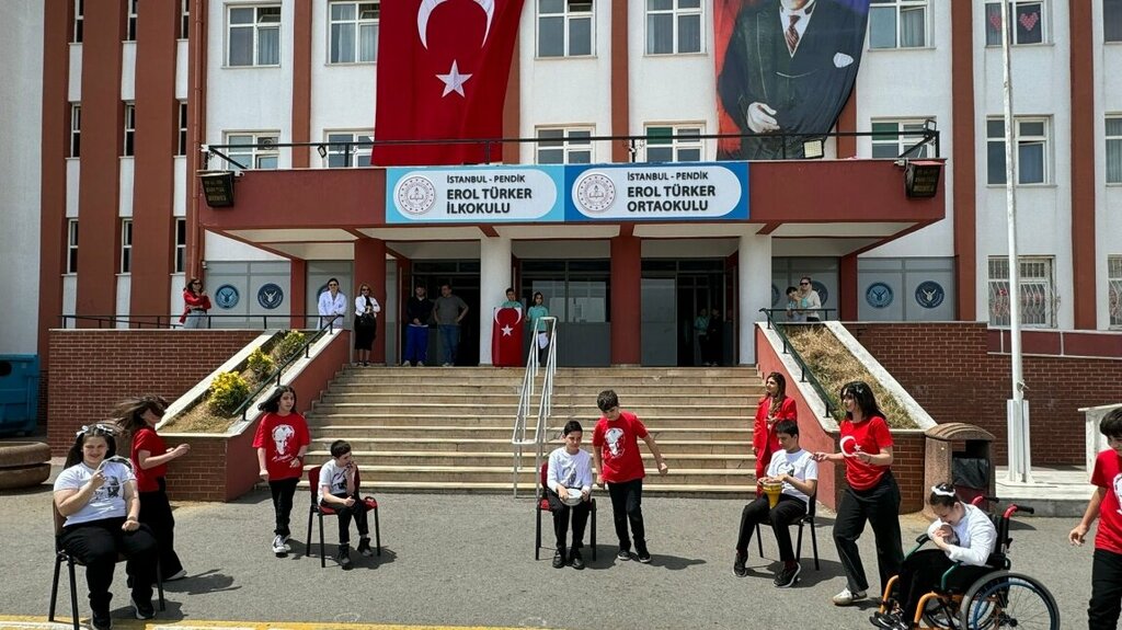 School Erol Türker Middle School, Istanbul, photo