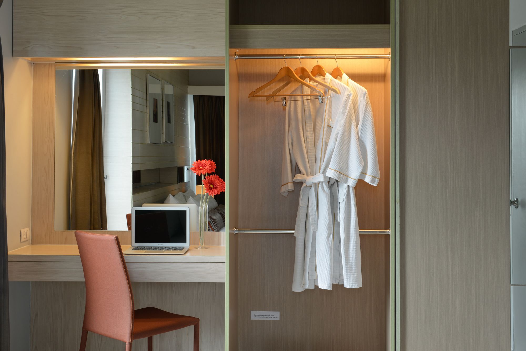 Фото Hotel Amber Sukhumvit 85