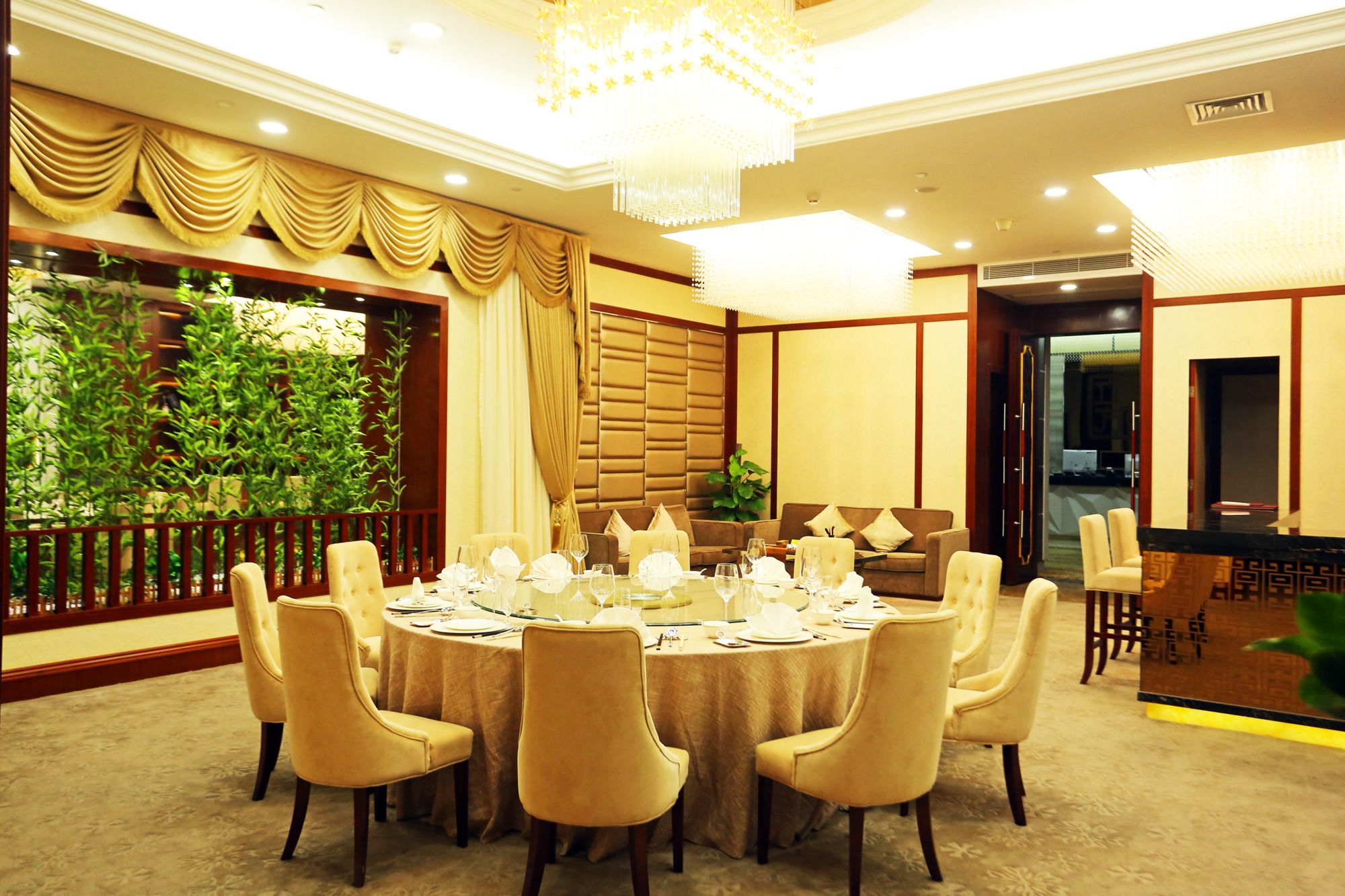 Фото Shenzhen Baoan Plus Gems Cube Hotel