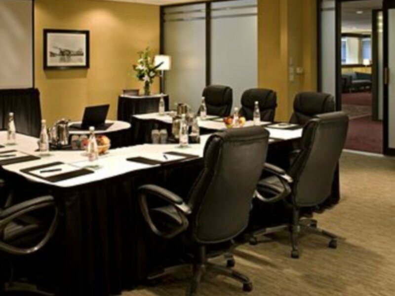 Фото Delta Hotels Calgary Airport In Terminal