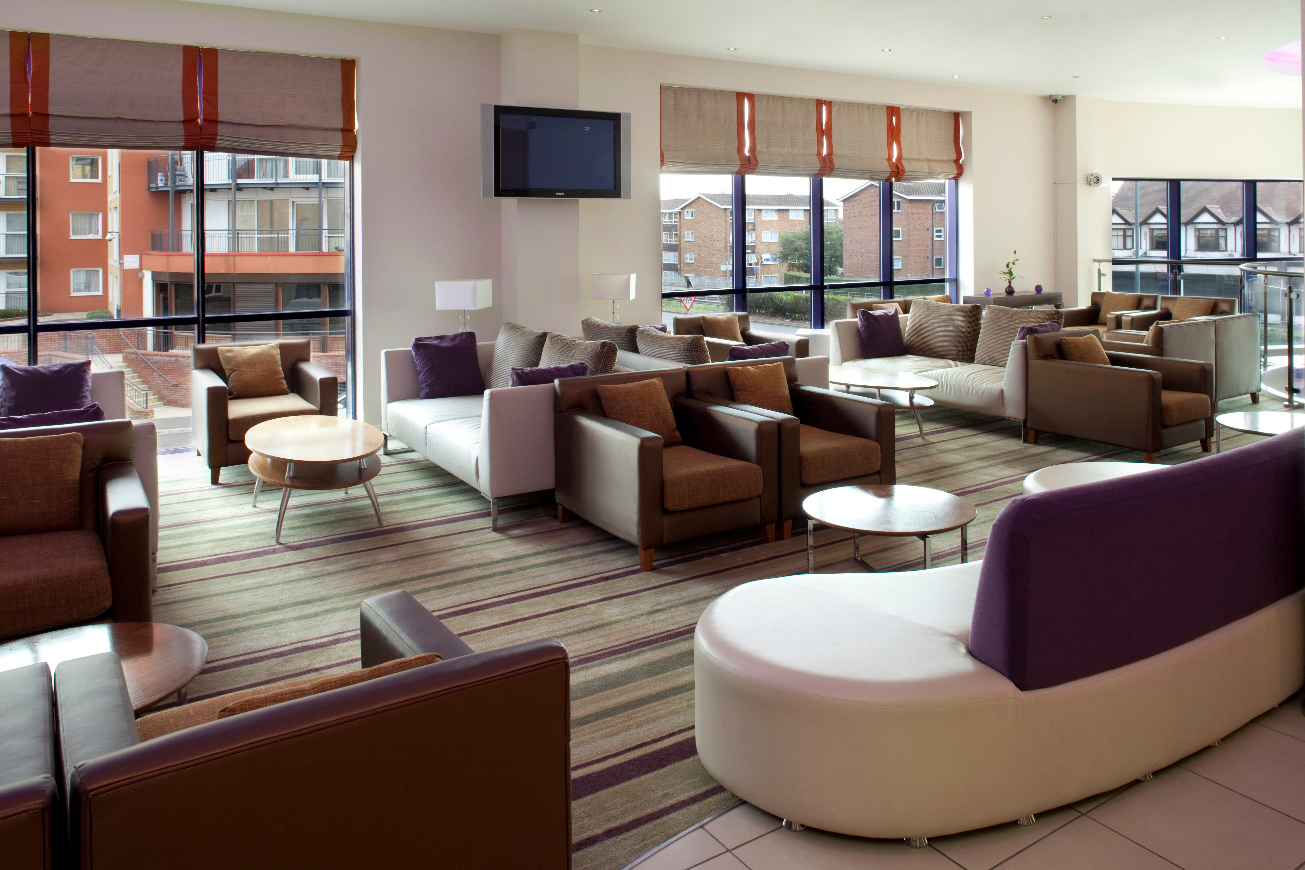 Фото Holiday Inn Express London - Newbury Park, an Ihg Hotel