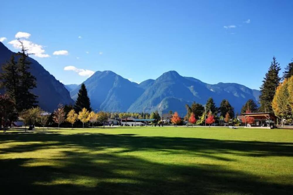 Фото Elevated Escapes 2br Suite Overlooking Lake