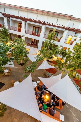 Гостиница Hotel Casa 425 + Lounge в Помоне
