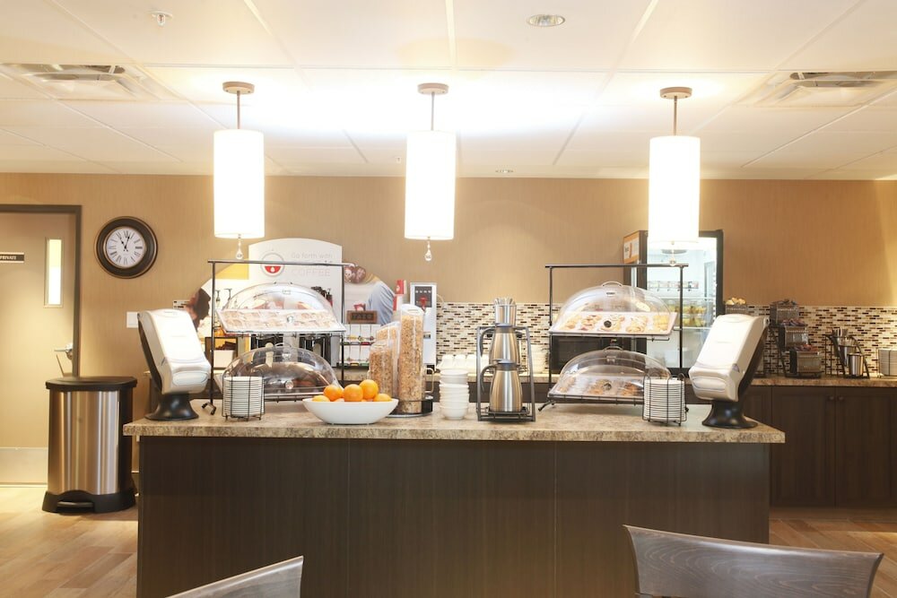 Фото Pomeroy Inn & Suites at Olds