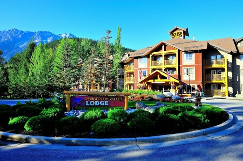 Внешний вид отеля Pemberton Valley Lodge в Пембертоне, фото 1