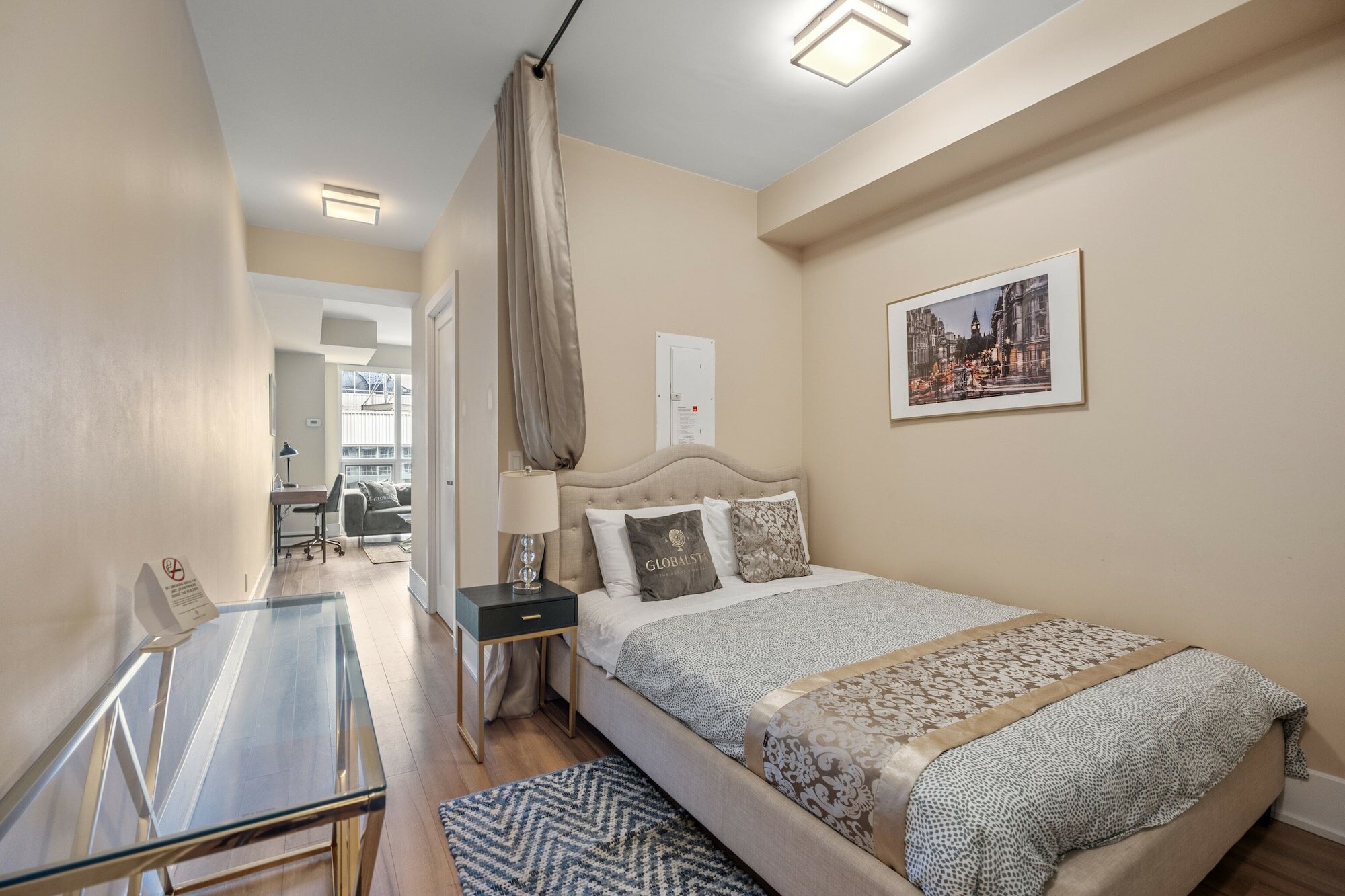 Фото Simply Comfort. Modern Downtown Apartment