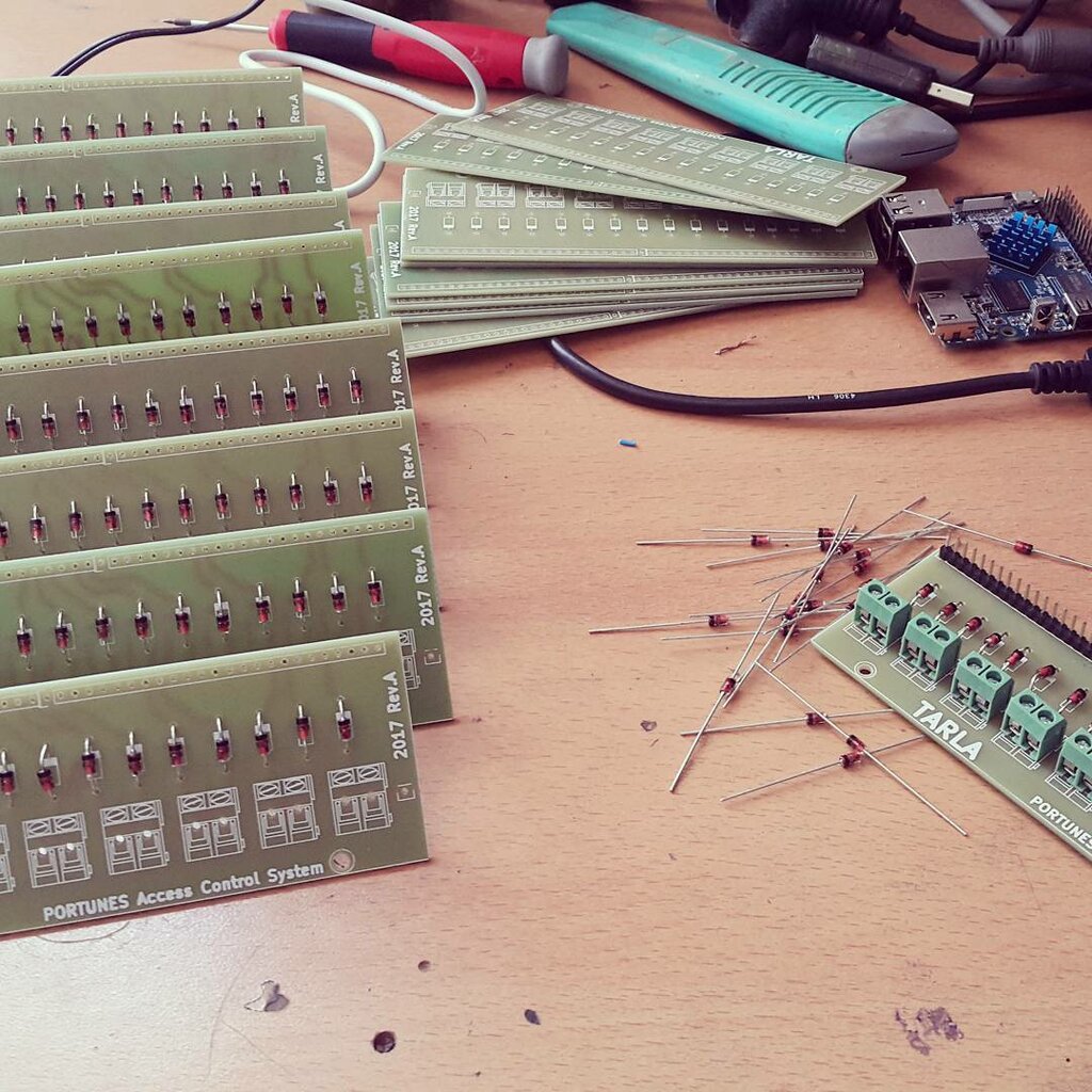 Electronic devices and components Creworker, Izmir, photo