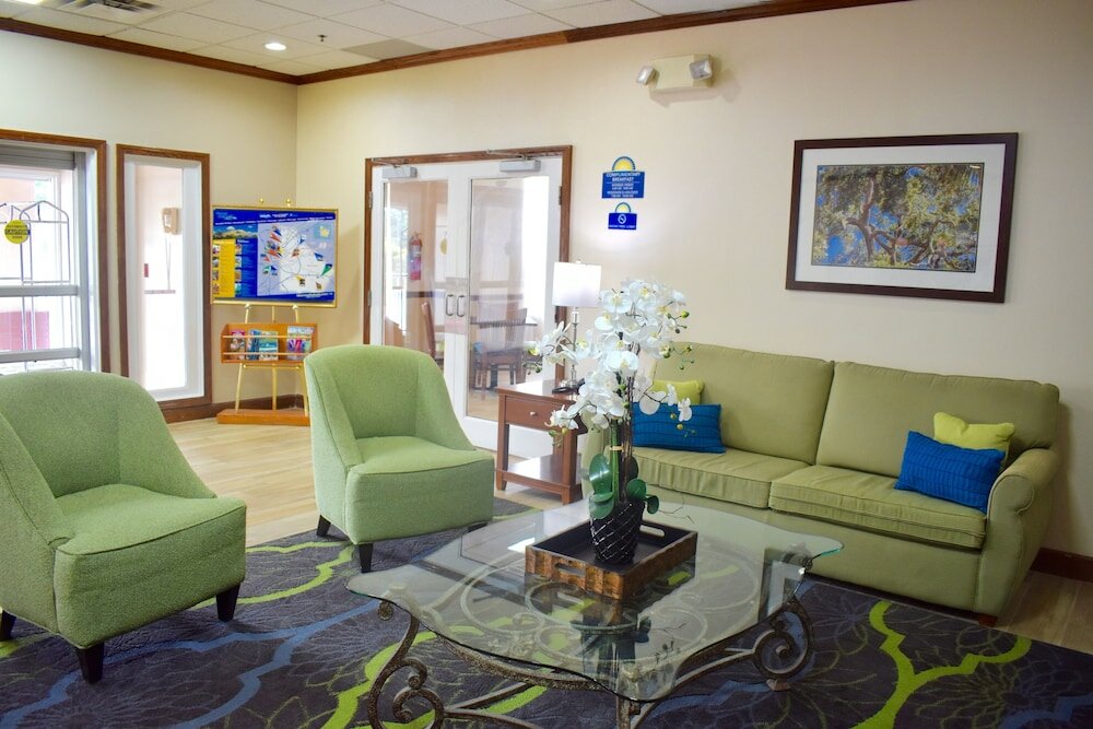 Фото Days Inn & Suites by Wyndham Tucker/Northlake