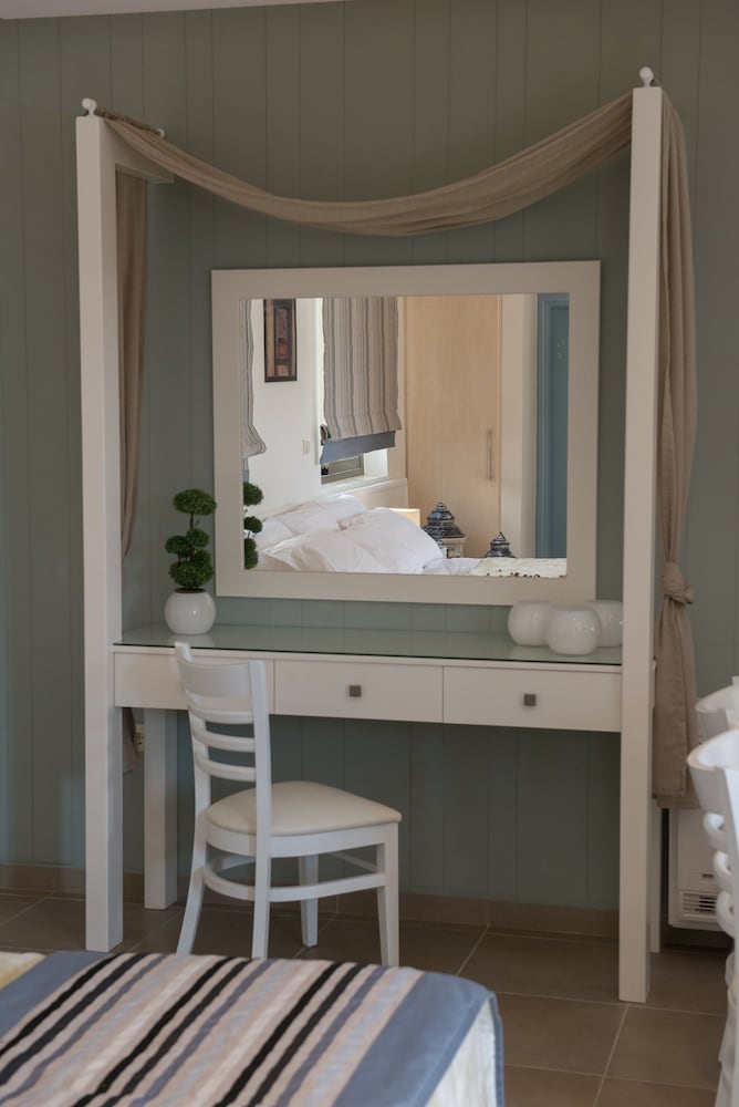 Фото Mantinia Bay Hotel