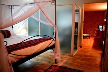 Фото Le Petit Village Hotel