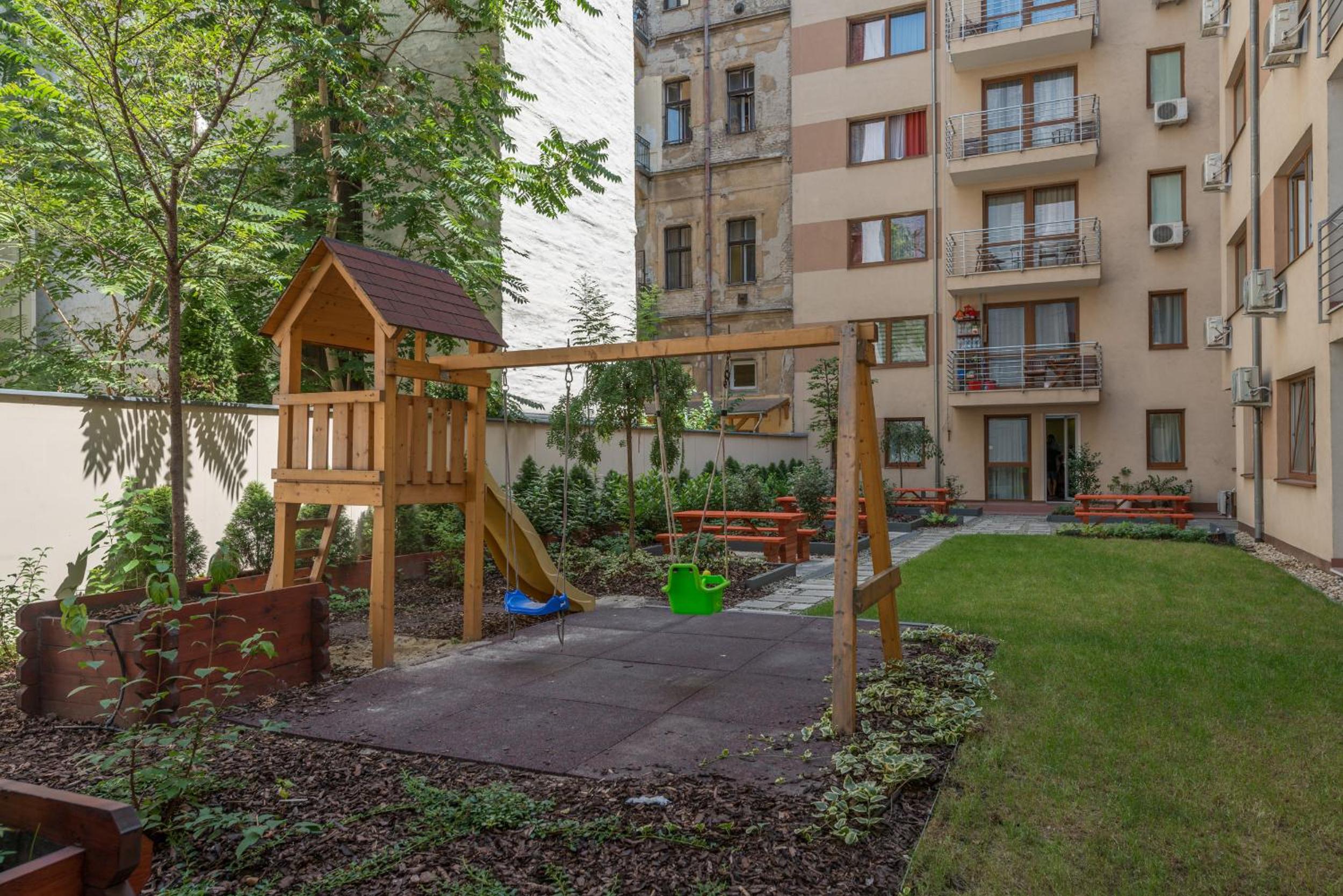 Фото Corvin Plaza Apartments and Suites