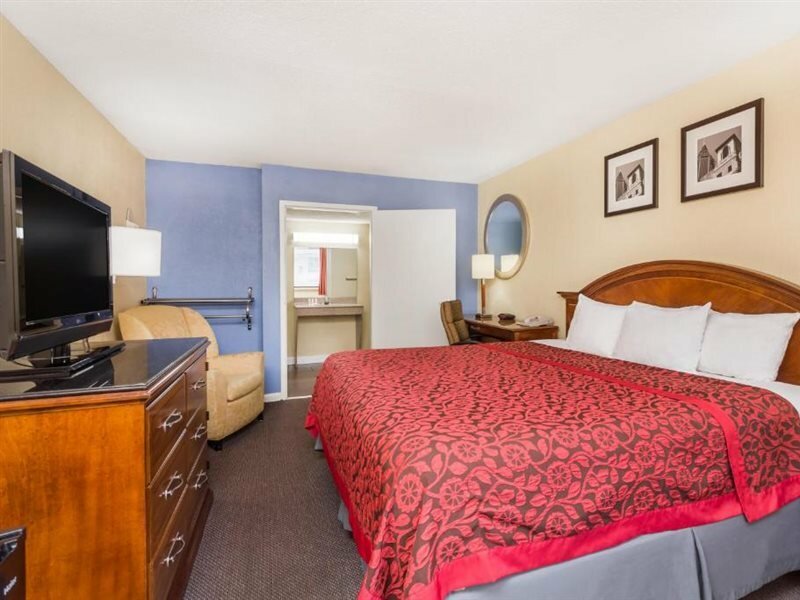 Фото Days Inn by Wyndham College Park Airport Best Road