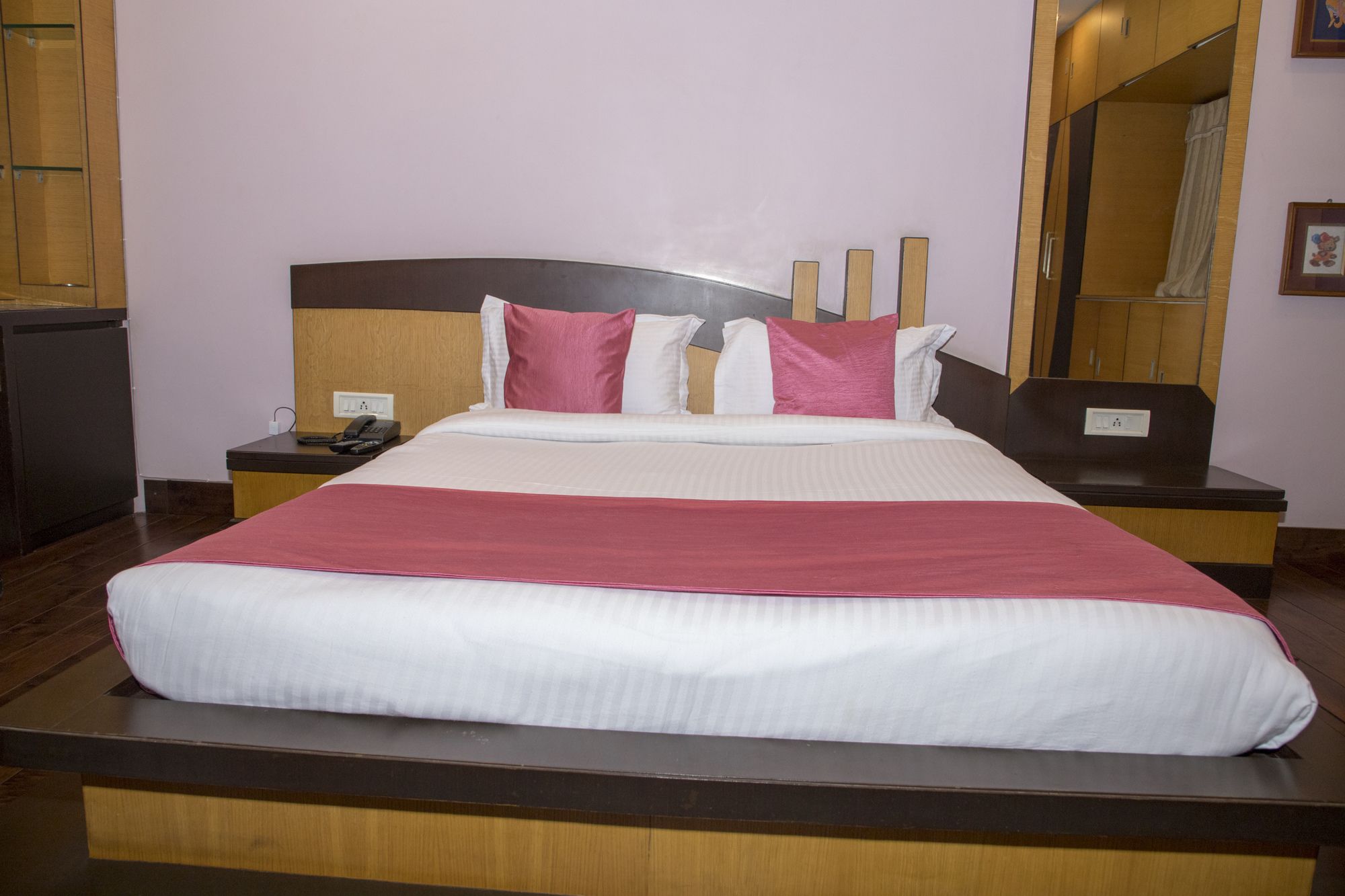 Фото Oyo 11345 Hotel White House Inn