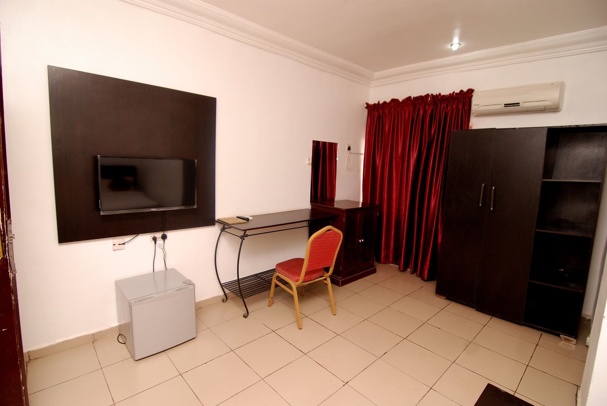 Фото Silverland Hotel and Suites