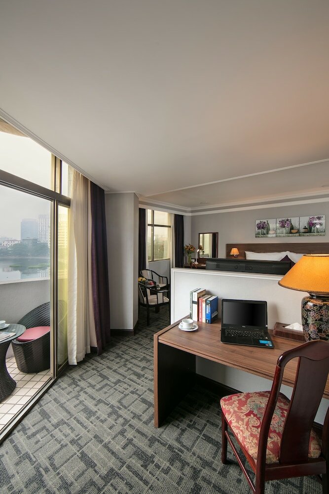 Фото Lake Side Hotel