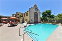 Фото Best Western Plus Raffles Inn & Suites