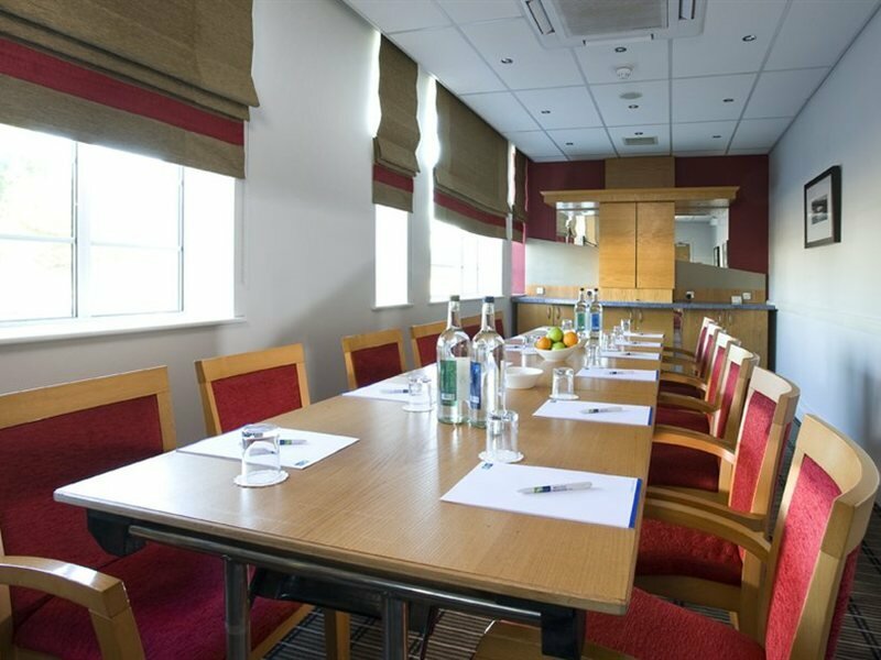 Фото Holiday Inn Express London Chingford