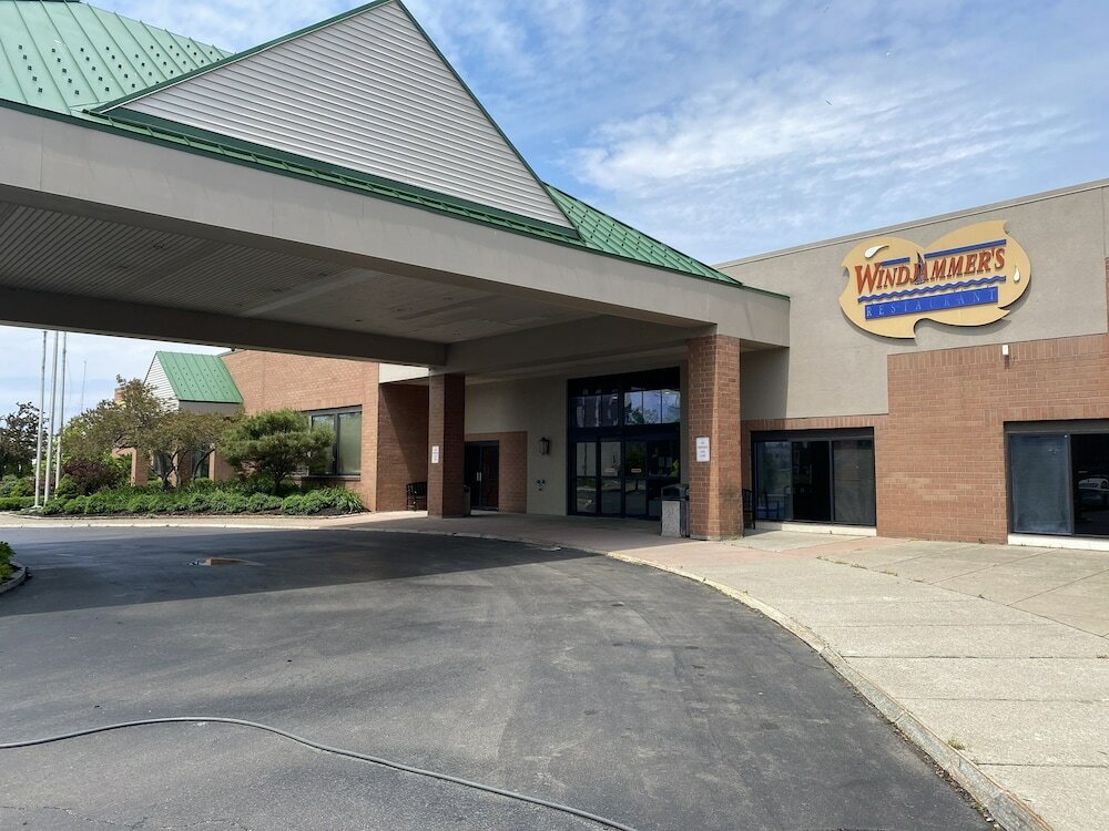 Фото Clarion Hotel Conference Center on Lake Erie