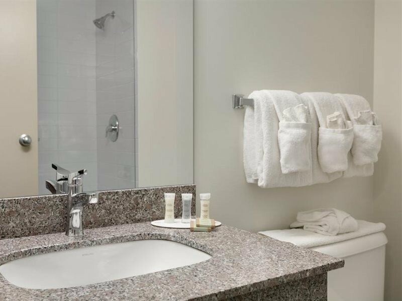 Фото Super 8 by Wyndham Calgary Shawnessy Area