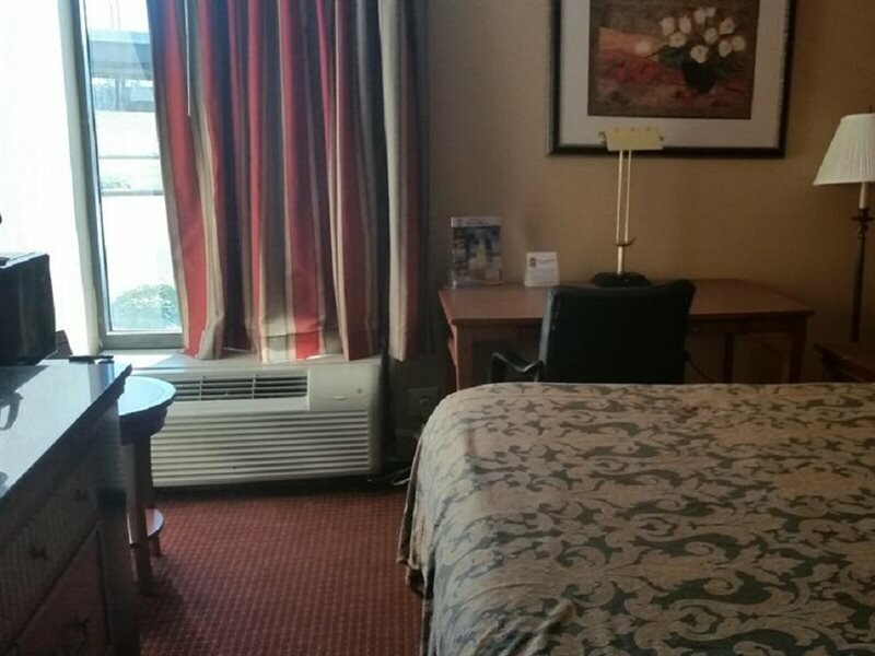 Фото Super 8 by Wyndham Myrtle Beach/Market Common Area