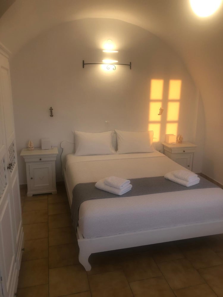 Фото Vrachia Studios & Apartments