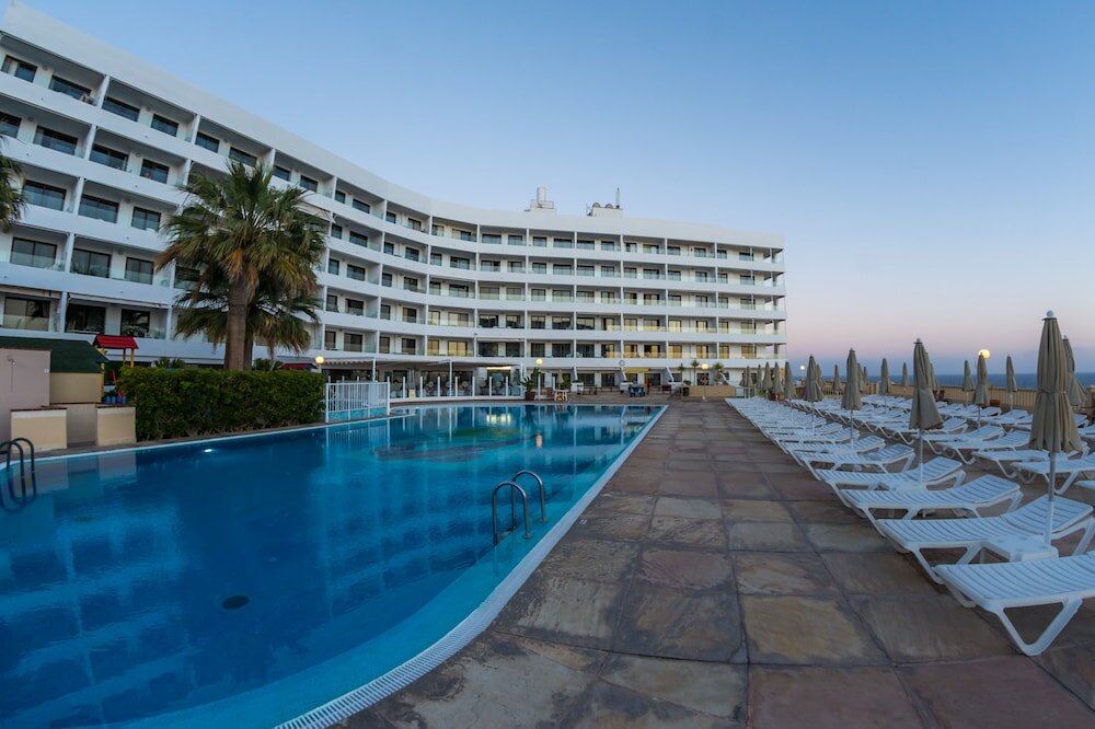 Фото Pearly Grey Ocean Club Apartments & Suites