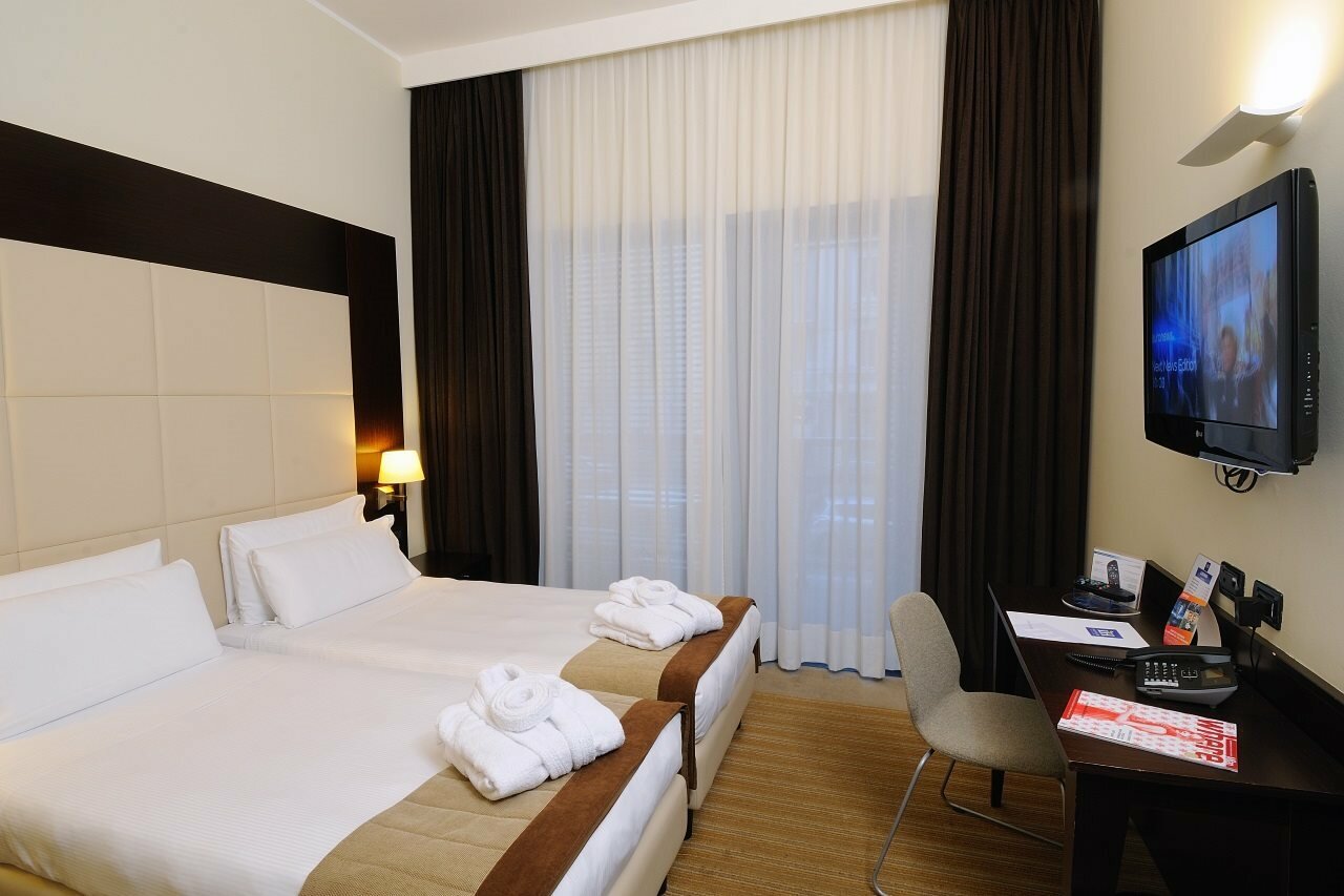 Фото отеля 2