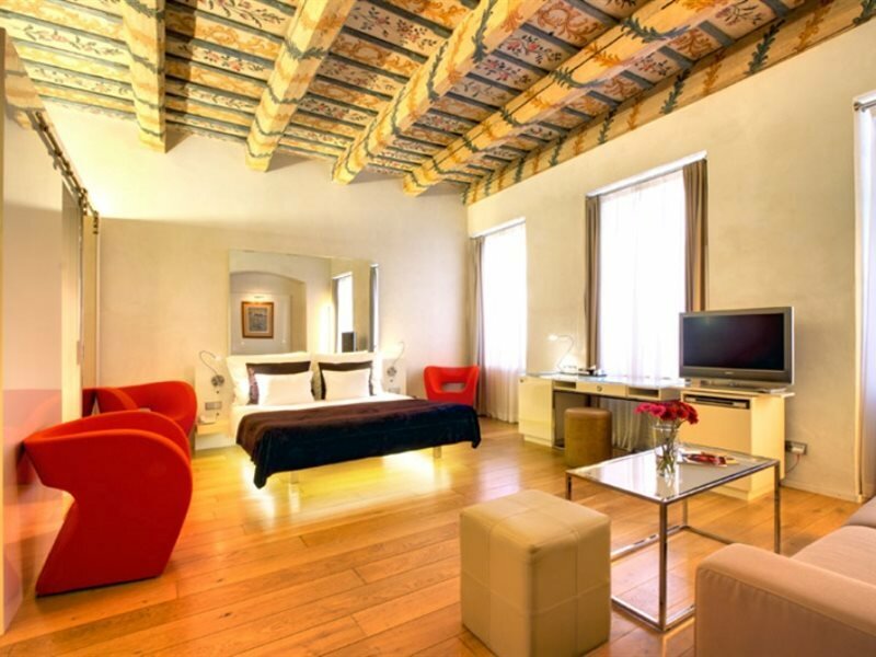 Фото Hotel Three Storks