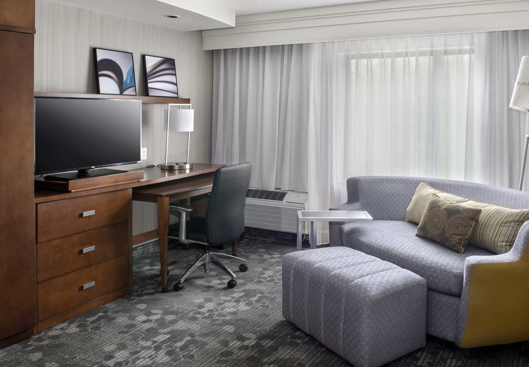 Фото Courtyard by Marriott Paramus