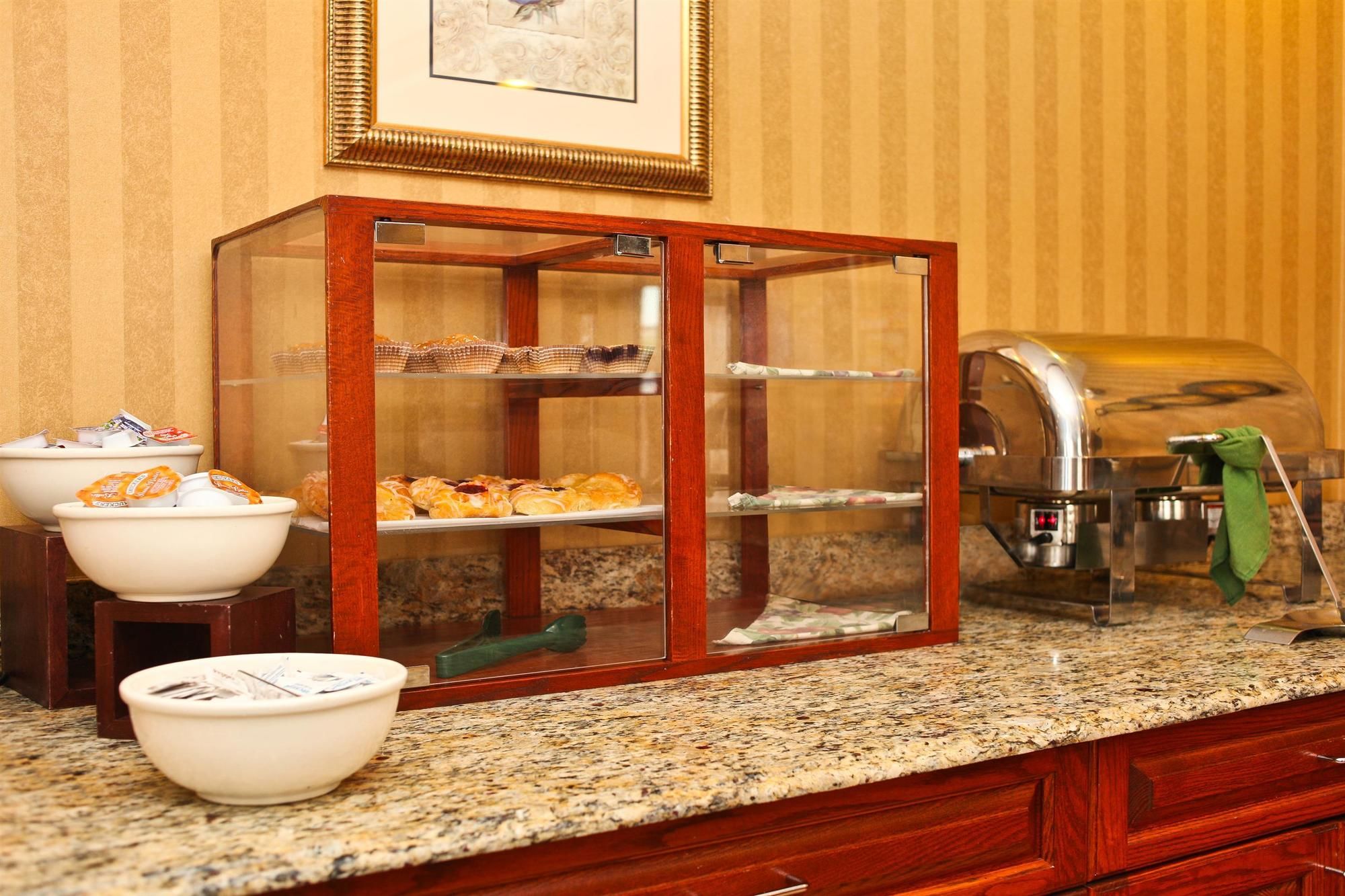 Фото Best Western Executive Inn & Suites