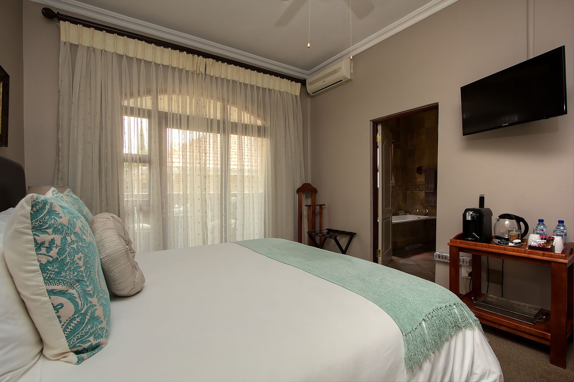 Фото Leopardsong Manor