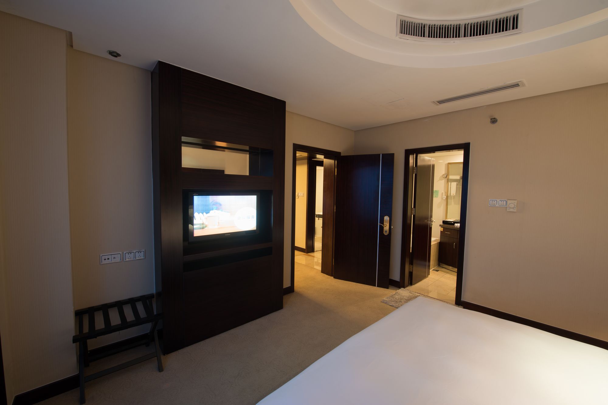 Фото Yimei Plaza Hotel