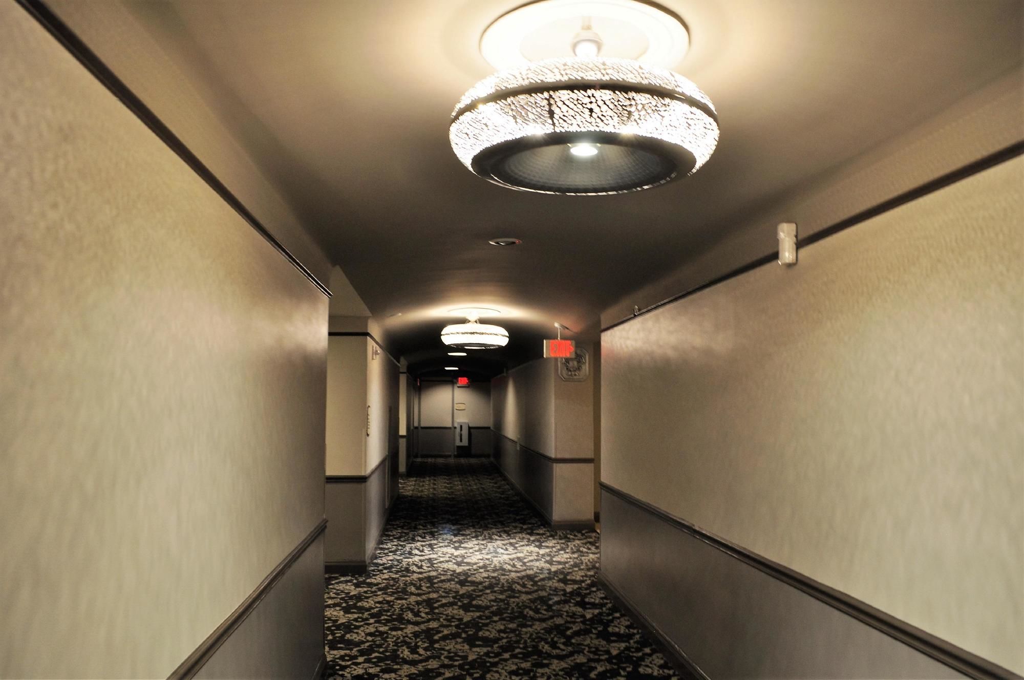 Фото The Tudor Arms Hotel Cleveland - a DoubleTree by Hilton