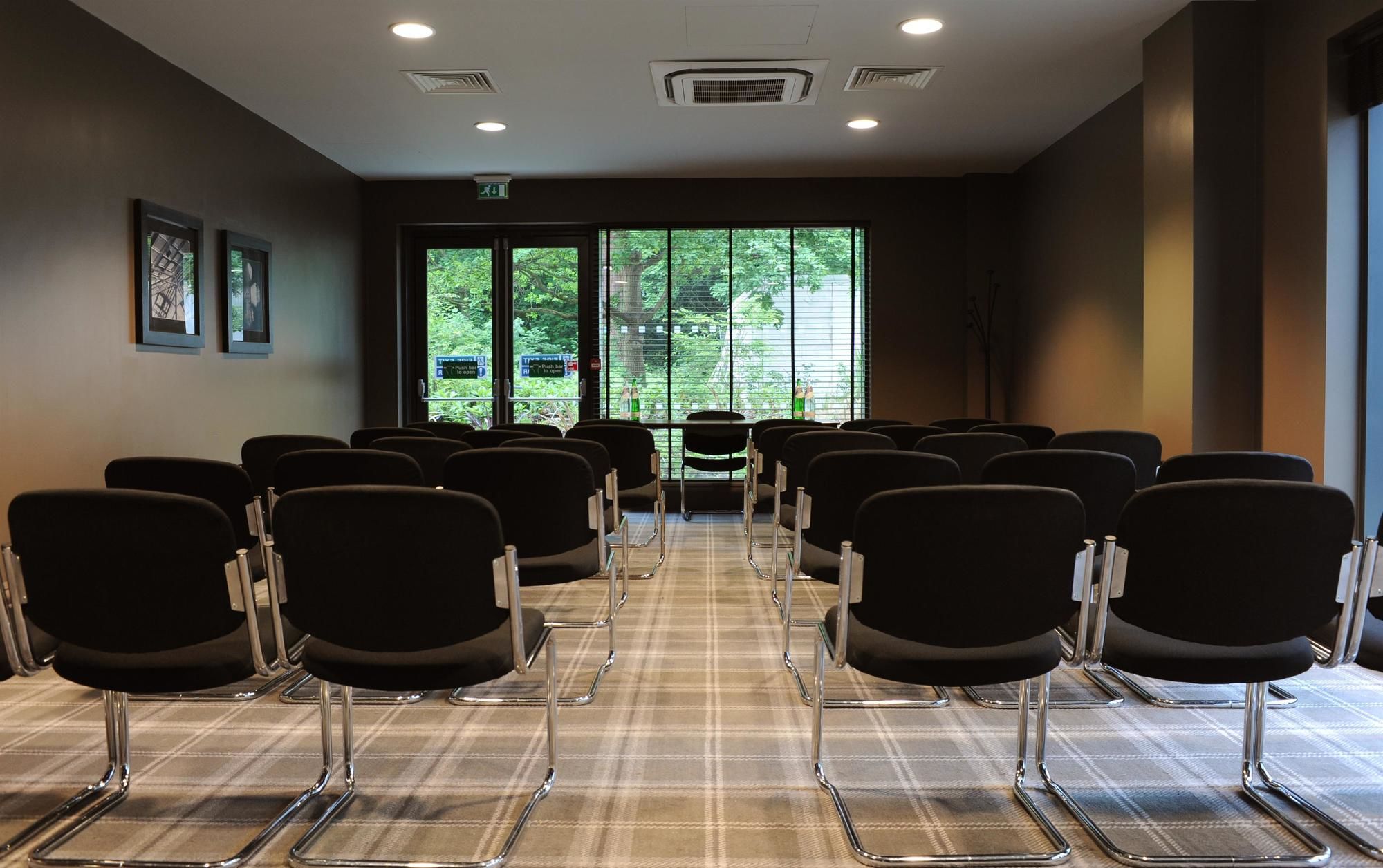 Фото Village Hotel Leeds South