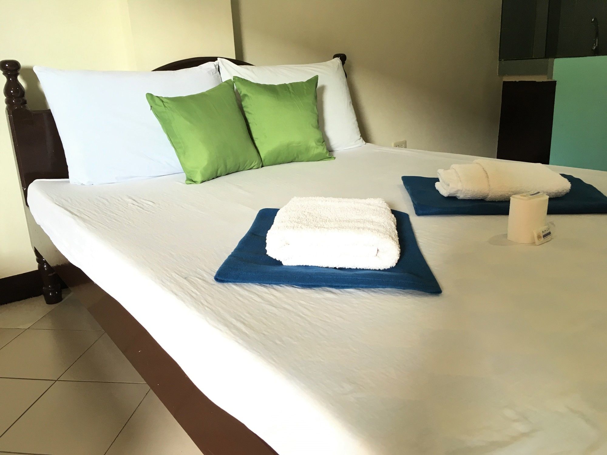 Фото Royal Crown Inn