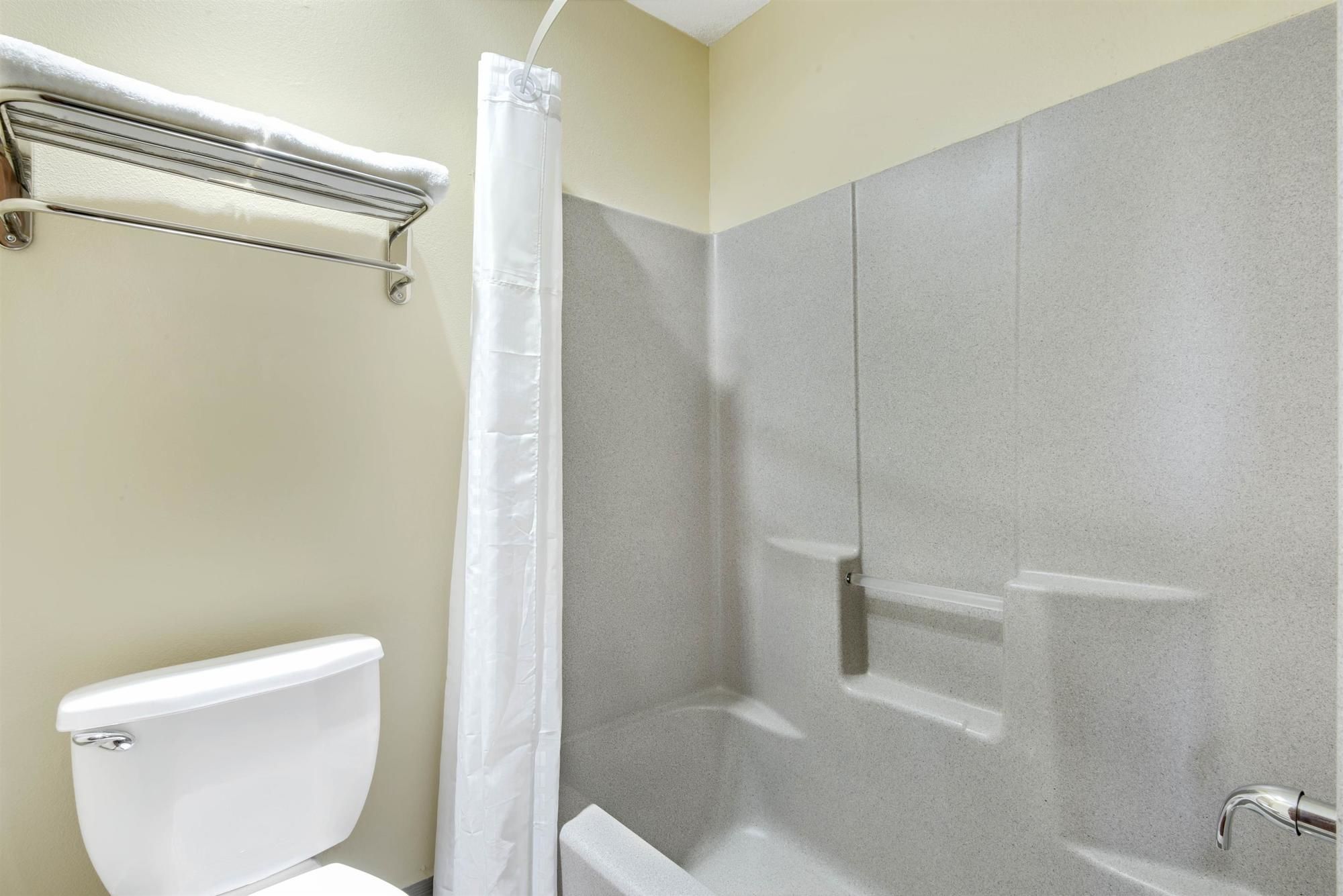 Фото Super 8 by Wyndham Kansas City