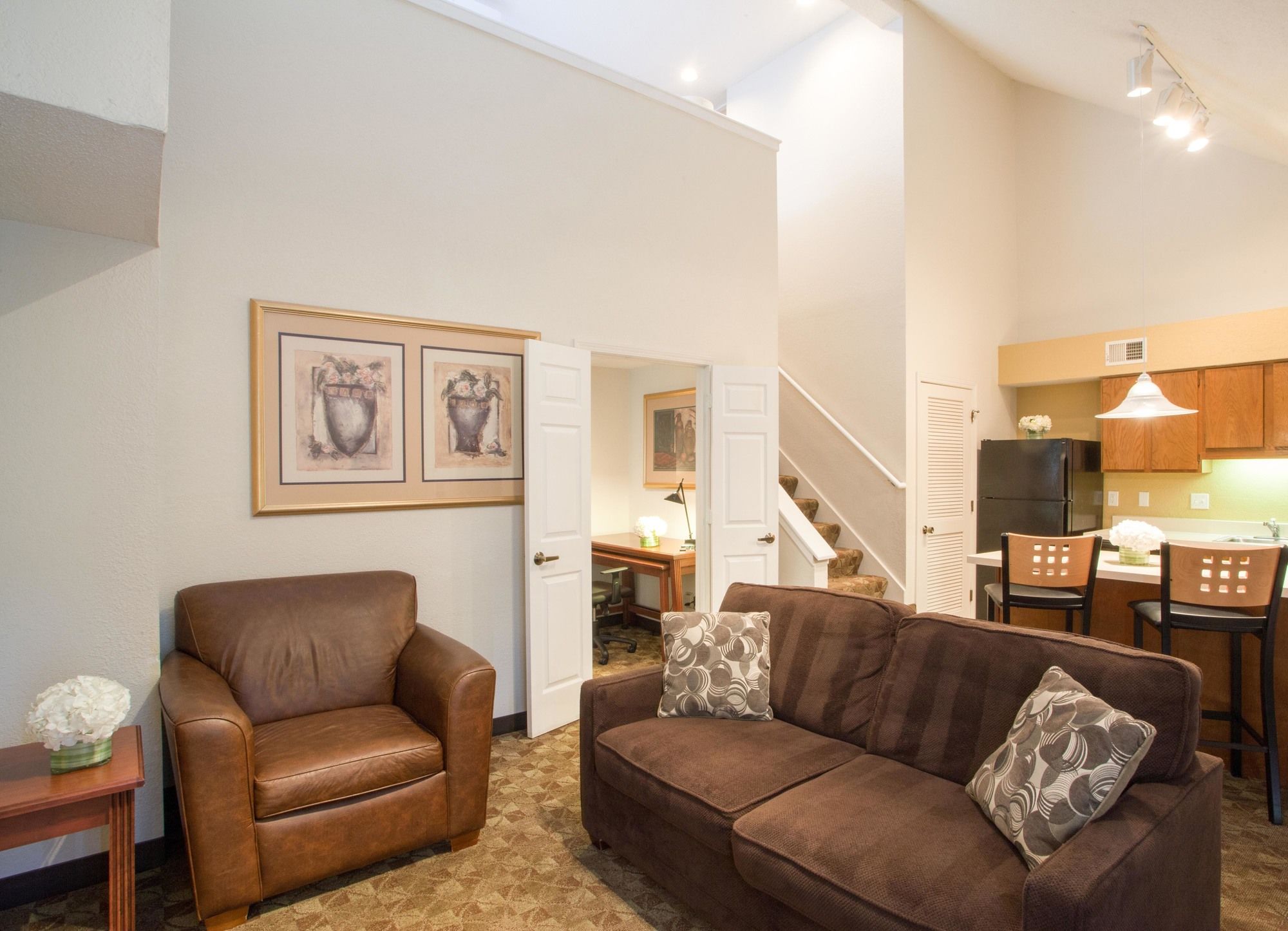 Фото Cloverleaf Suites Kansas City - Overland Park