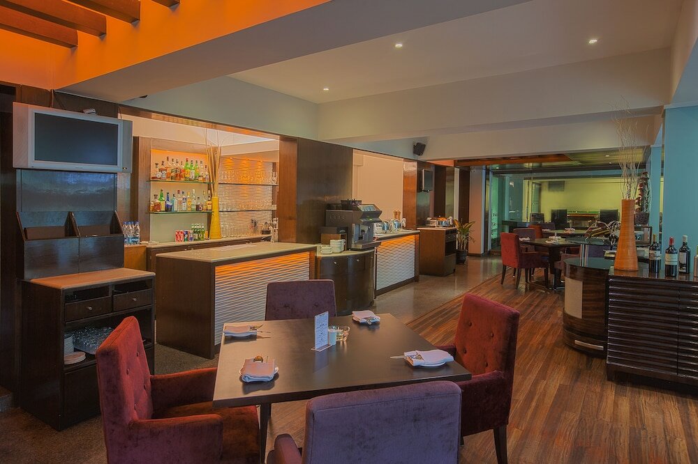 Фото Oakwood Residence Naylor Road Pune