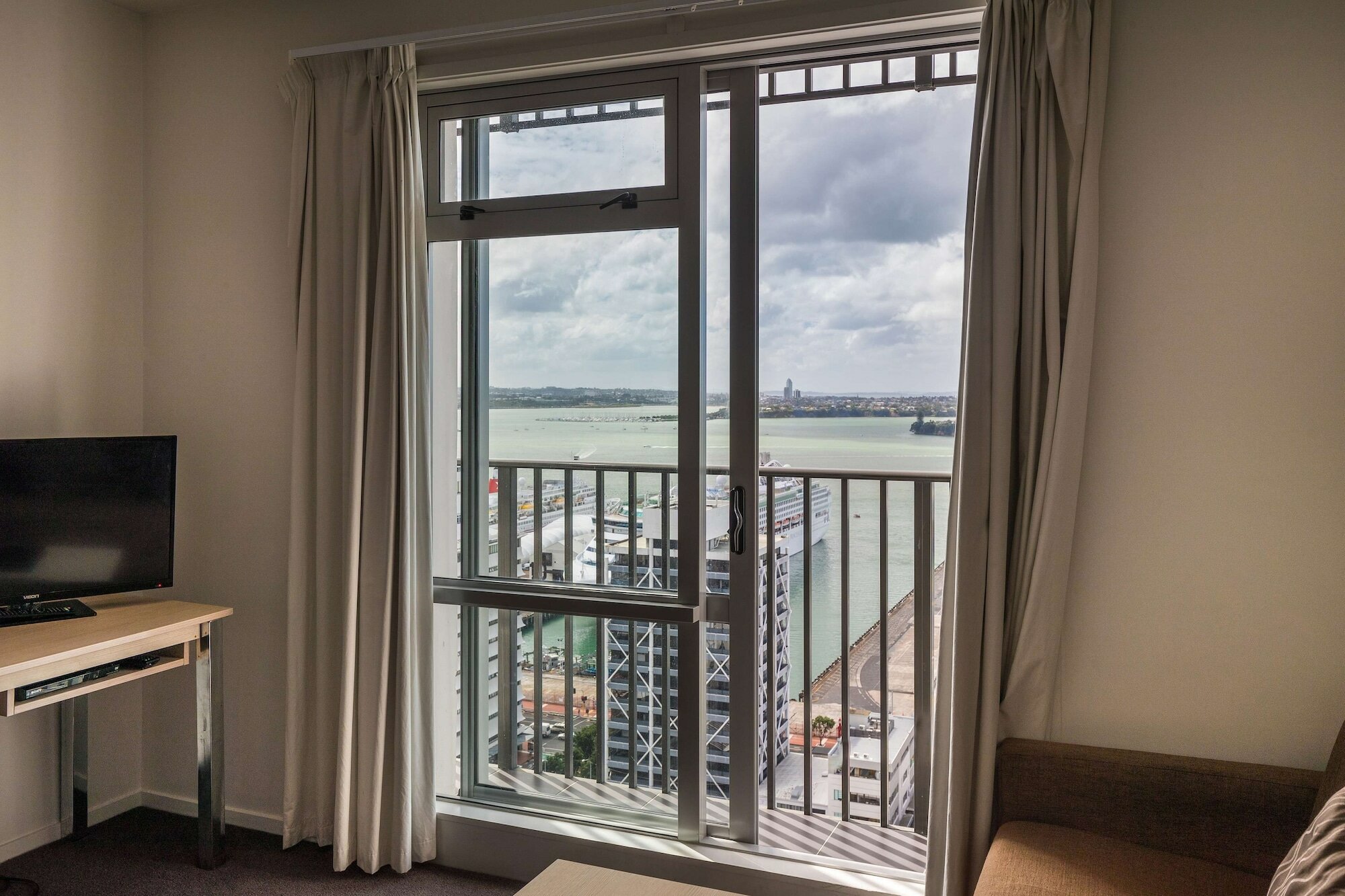 Фото Auckland Harbour Suites