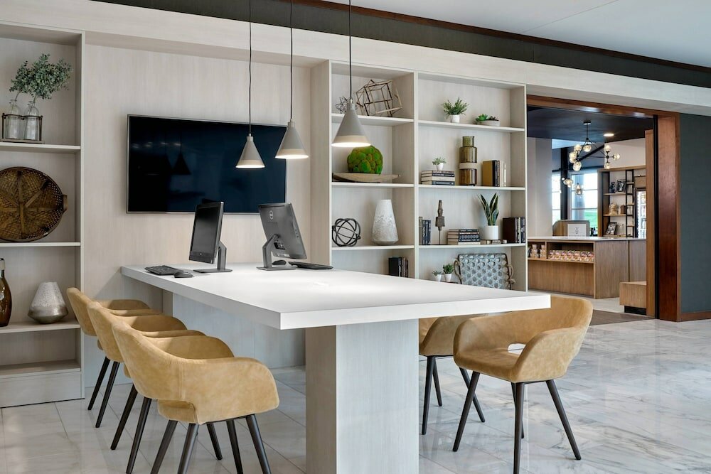 Фото Delta Hotels by Marriott Milwaukee Northwest