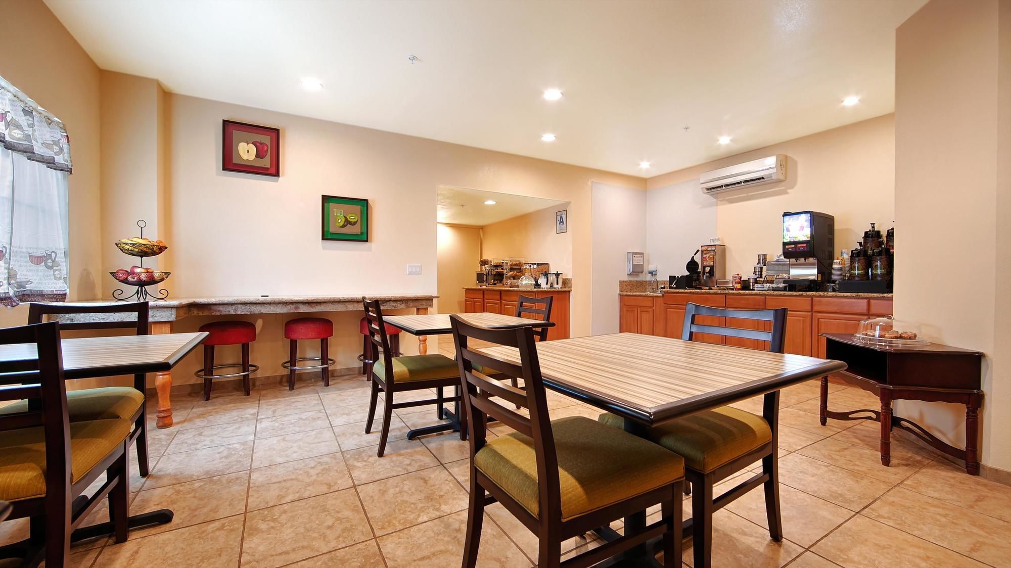 Фото Rancho San Diego Inn & Suites