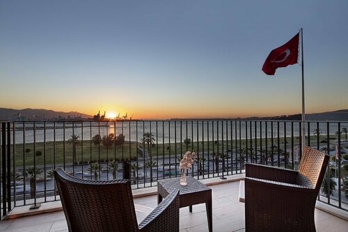 Гостиница Hilton Garden Inn Izmir Bayrakli в Каршияке