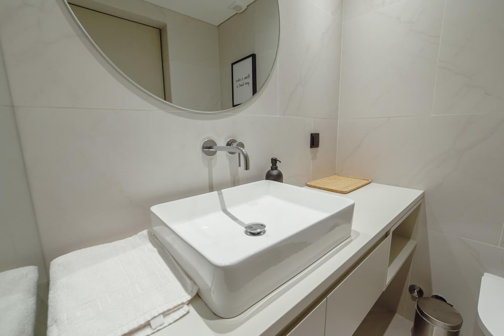 Фото Elegant Downtown Apartment