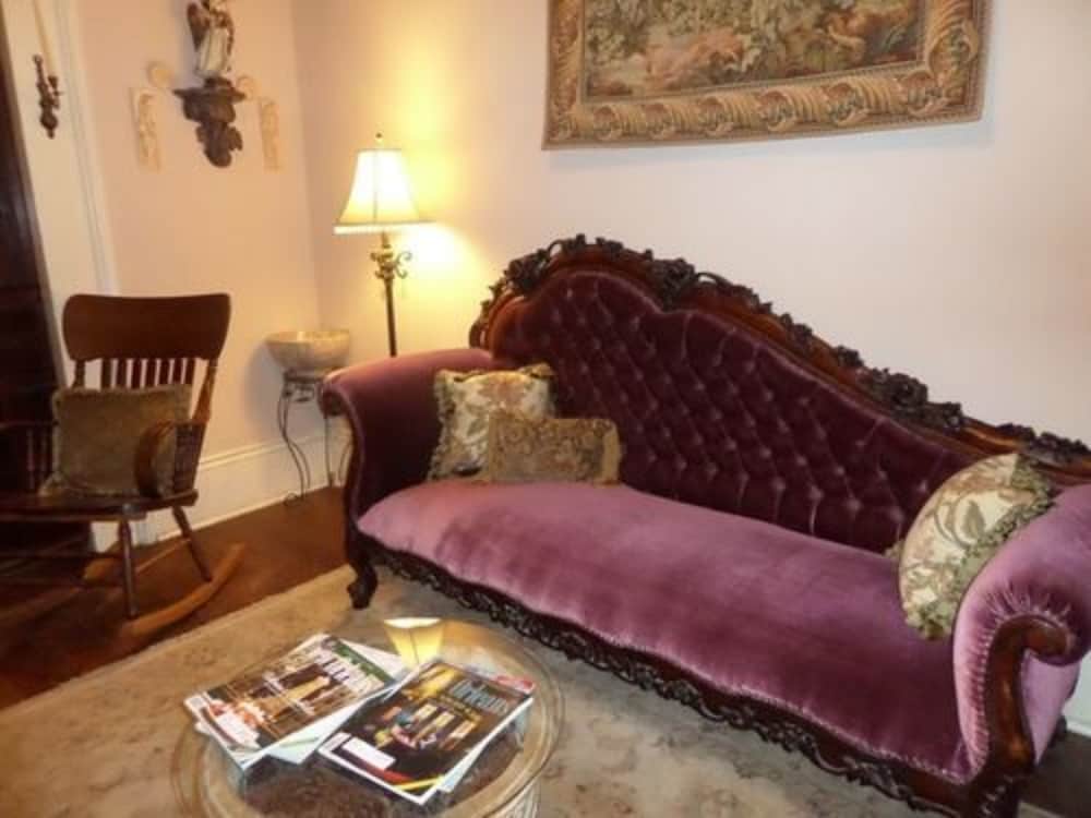 Фото Garden District B&b