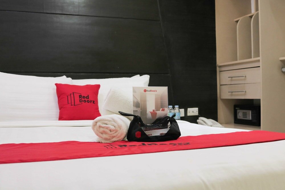 Фото RedDoorz @ Grand Apartelle Hernan Cortes Cebu