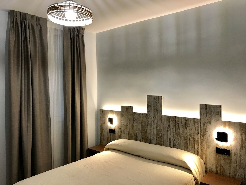 Фото Hostal Antón Martín