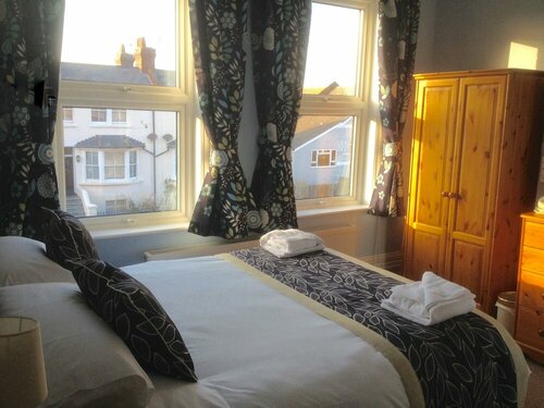 Гостиница By The Sea Bed and Breakfast в Истборне
